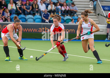 Glasgow, Schottland, Großbritannien. 10. Aug 2019. Der letzte Tag der Frauen Eurohockey Meisterschaft ll bei Glasgow National Hockey Center statt war ein Sell-out mit Tausenden Zuschauern Füllen der steht und offene Bereiche in der Umgebung des Pitch hart umkämpften Begegnungen zwischen Mannschaften in ganz Europa zu beobachten. Das Match ist Österreich (Schwarze Röcke) vs Polen (weiße Röcke). Polen gewann 4-2 Credit: Findlay/Alamy leben Nachrichten Stockfoto