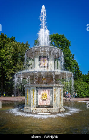 Nahaufnahme von römischen Brunnen in den Gärten von Schloss Peterhof in Petergraf, in St. Petersburg, Russland am 22. Juli 2019 Stockfoto