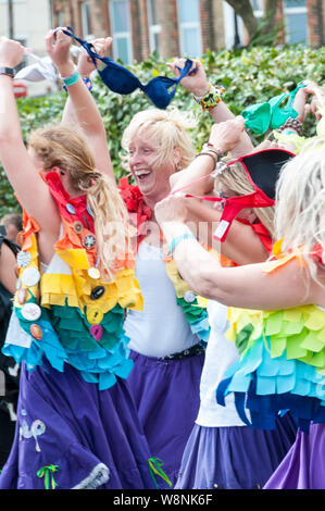 Cranbrook, Kent, Großbritannien. 10. August 2019. Die Losen Frauen Morris Dancing Gruppe zu Beginn der Broadstairs Folk Woche 2019. Urban Images-News/Alamy Stockfoto