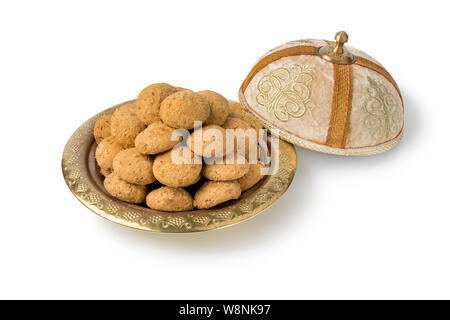 Traditionelle ghoriba Cookies in einer festlichen Tajine auf weißem Hintergrund Stockfoto