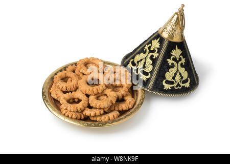 Traditionelle festliche marokkanische Tajine mit Kaak cookies Anisplätzchen auf weißem Hintergrund Stockfoto