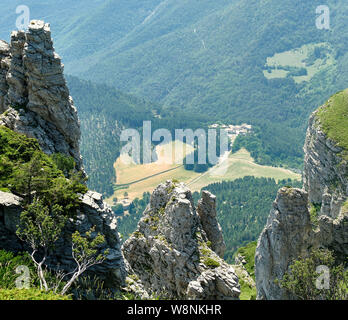 Luftaufnahme des Weilers La Chaudiere zwischen limestone Pinnacles auf Les Trois Becs gesehen Stockfoto