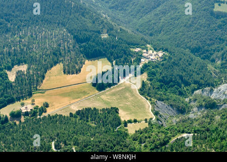 Luftaufnahme von La Chaudiere vom Gipfel des Le Veyou, Les Trois Becs Stockfoto