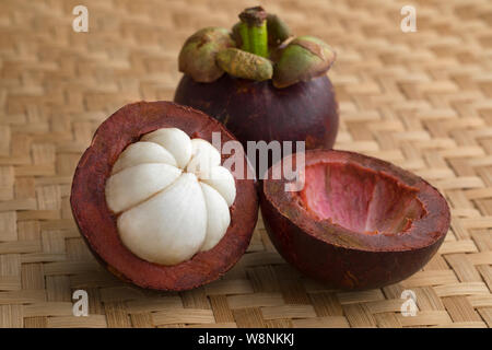 Frische reife geschält Mangostanfrucht Nahaufnahme Stockfoto