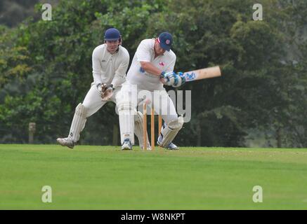 Ein batsman erhält in denen Spielen einen Schuß in das Match zwischen Charlesworth und Chisworth CC und Mottram 2 Team Stockfoto