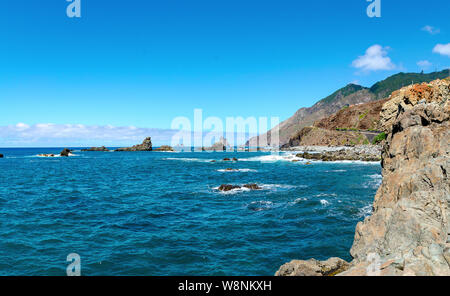 Sicht auf die Klippen des Anaga Gebirge in Almaciga Dorf in der Nähe von Playa Roque de las Bodegas Strand auf Teneriffa, Kanarische Inseln, Spanien. Stockfoto