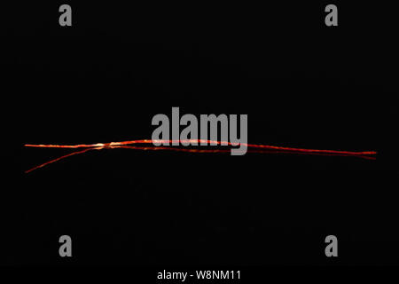 Ein ganzes red chili threads Makro auf schwarzem Glas isoliert Stockfoto