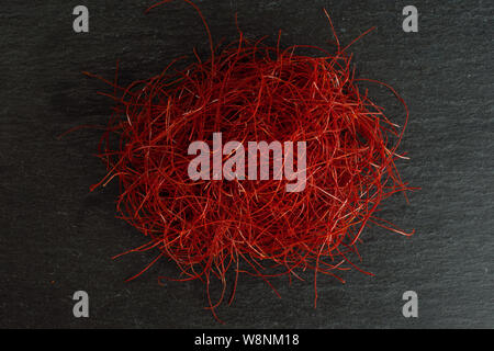 Menge ganzes red chili threads Heap flatlay am grauen Stein Stockfoto