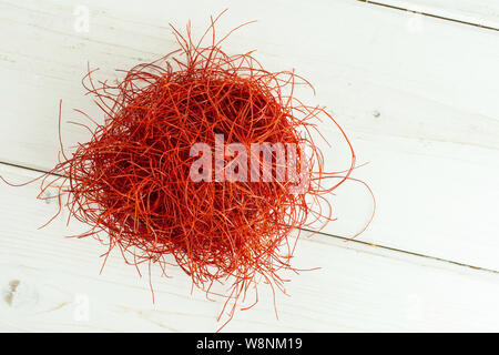 Menge ganzes red chili threads Heap flatlay auf weißem Holz Stockfoto