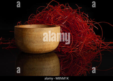 Menge ganzes red chili Fäden in Houten auf schwarzem Glas isoliert Stockfoto