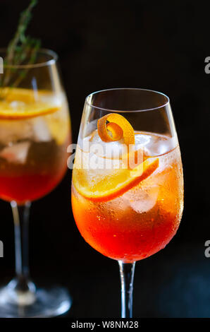 Aperol Stpritz, alkoholfreien Cocktail mit Eiswürfel und Orangenscheiben, dekoriert mit Rosmarin. Klassische italienische Aperitif trinken, zubereitet mit Pro Stockfoto