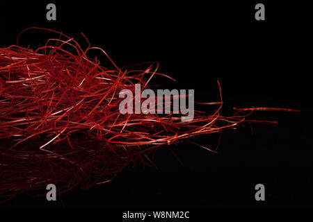Menge ganzes red chili threads Heap auf schwarzem Glas isoliert Stockfoto