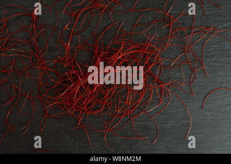 Menge ganzes red chili Threads flatlay am grauen Stein Stockfoto