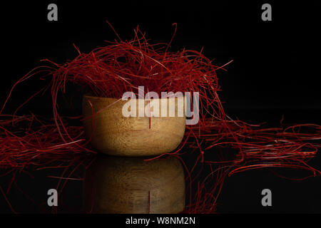 Menge ganzes red chili Fäden in Houten auf schwarzem Glas isoliert Stockfoto