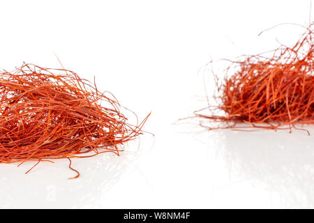 Menge ganzes red chili Threads zwei Stacks auf weißem Hintergrund Stockfoto