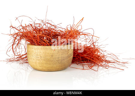 Menge ganz hellen roten Chili Fäden in Houten auf weißem Hintergrund Stockfoto