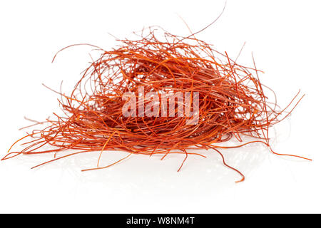 Menge ganzes red chili threads Heap auf weißem Hintergrund Stockfoto