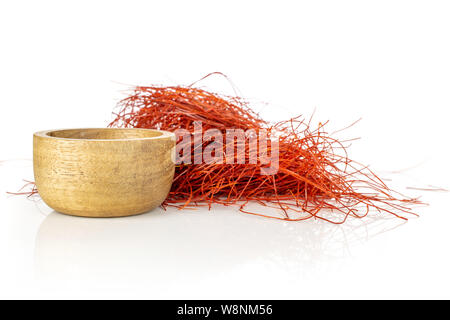 Menge ganzes red chili Fäden in Houten auf weißem Hintergrund Stockfoto