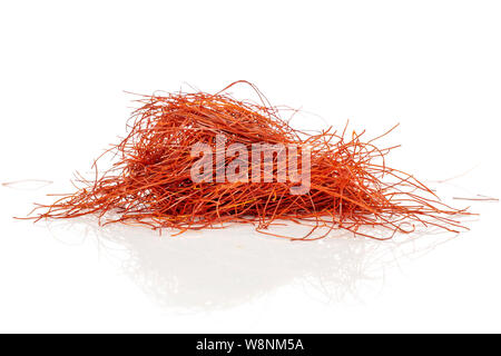 Menge ganz hellen roten Chili Threads auf weißem Hintergrund Stockfoto