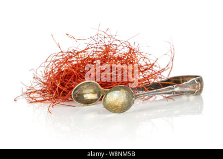 Menge ganzes red chili Threads mit zuckerzangen auf weißem Hintergrund Stockfoto