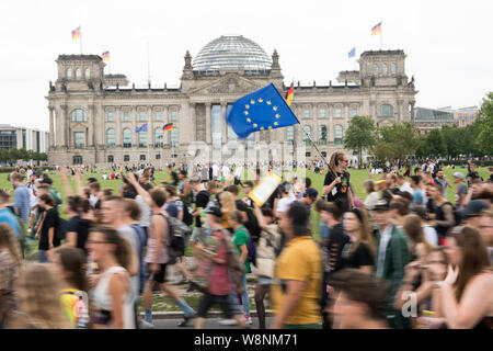 Berlin, Deutschland. 10 Aug, 2019. Zahlreiche Menschen durch den Reichstag auf der 23 Hanfparade für die Legalisierung von Cannabis. Quelle: Jörg Carstensen/dpa/Alamy leben Nachrichten Stockfoto