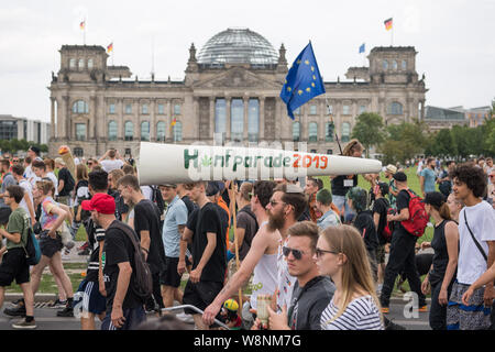 Berlin, Deutschland. 10 Aug, 2019. Zahlreiche Menschen durch den Reichstag auf der 23 Hanfparade für die Legalisierung von Cannabis. Quelle: Jörg Carstensen/dpa/Alamy leben Nachrichten Stockfoto