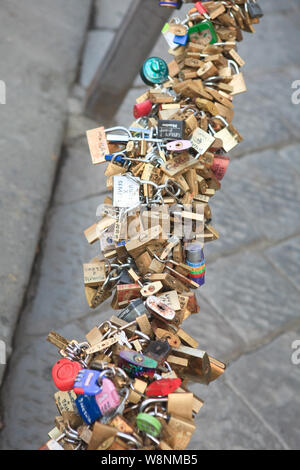 Schlösser mit Paare Initialen auf, Florenz Stockfoto
