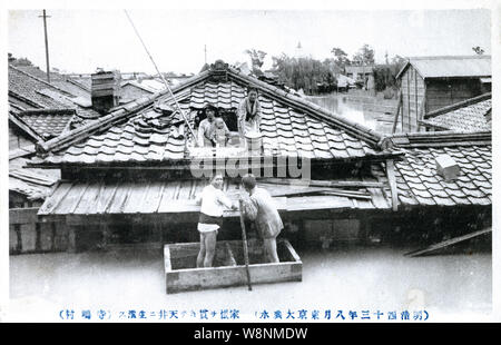 [1910s Japan - Kanto Flut in Tokio, 1910] - terasaki-mura in Tokio während der Flut vom 11. August 1910 (Meiji 43). Dies ist eine Katastrophe, jetzt bekannt als die Kanto Flut (関東大水害, Kanto Dai Suigai). Es war die dritte Tokio schlimmsten Flutkatastrophe des 20. Jahrhunderts. 20. jahrhundert alte Ansichtskarte. Stockfoto