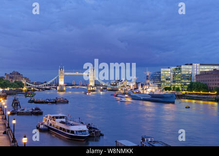 Night Shot auf die Themse, die Tower Bridge und der HMS Belfast Stockfoto
