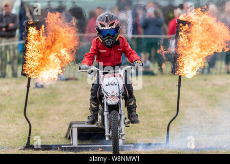 Organisiert von den Essex Historic Military Vehicle Association, die Echos der Geschichte Veranstaltung ist ein komplettes Wochenende der militärischen zeigt und Unterhaltung. Die Jugendlichen der Tiger Motorrad display Team sprang durch Feuer Stockfoto