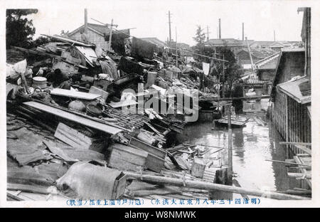 [1910s Japan - Kanto Flut in Tokio, 1910] - Kameido in Tokio während der Flut vom 11. August 1910 (Meiji 43). Dies ist eine Katastrophe, jetzt bekannt als die Kanto Flut (関東大水害, Kanto Dai Suigai). Es war die dritte Tokio schlimmsten Flutkatastrophe des 20. Jahrhunderts. 20. jahrhundert alte Ansichtskarte. Stockfoto