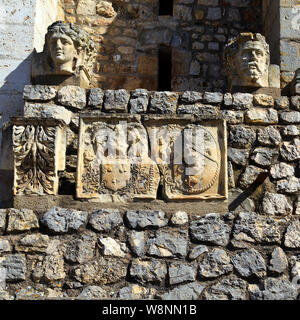 Steinschnitzereien entlang der Mauer des Schlosses Gien in Frankreich Stockfoto