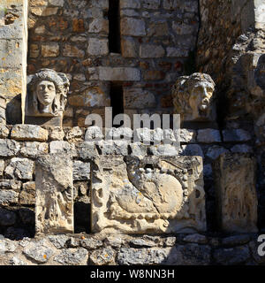 Steinschnitzereien entlang der Mauer des Schlosses Gien in Frankreich Stockfoto