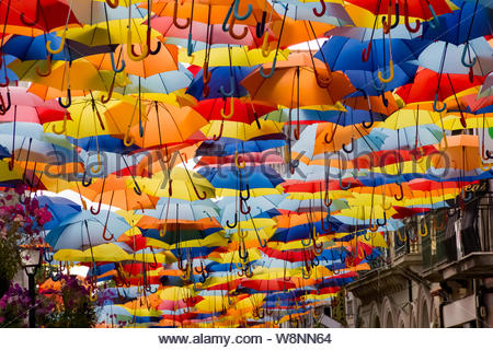 Bunten Schirme am Himmel über die Straßen im Zentrum von Genua, Italien
