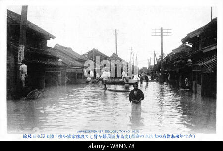 [1910s Japan - Kanto Flut in Tokio, 1910] - Tokio während der Flut vom 11. August 1910 (Meiji 43). Dies ist eine Katastrophe, jetzt bekannt als die Kanto Flut (関東大水害, Kanto Dai Suigai). Es war die dritte Tokio schlimmsten Flutkatastrophe des 20. Jahrhunderts. 20. jahrhundert alte Ansichtskarte. Stockfoto