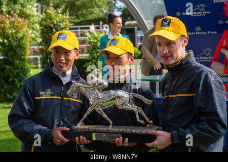 Ascot, Großbritannien. 10 Aug, 2019. Der 'Rest der Welt' von Jockeys Yuga Kawada, Vincent Ho Chak-Yiu und Mark Zahra feiern gewinnen die den Dubai Duty Free Shergar Cup in Ascot Racecourse. Credit: Maureen McLean/Alamy leben Nachrichten Stockfoto