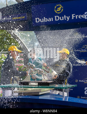 Ascot, Großbritannien. 10 Aug, 2019. Der 'Rest der Welt' von Jockeys Yuga Kawada, Vincent Ho Chak-Yiu und Mark Zahra mit Champagner feiern, als Sie den Dubai Duty Free Shergar Cup in Ascot Racecourse gewinnen. Credit: Maureen McLean/Alamy leben Nachrichten Stockfoto