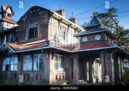 Haus (Herrenhaus) im kolonialen Stil: Exterieur und Interieur, von alten Himalayan Zedern. House Edge der Stadt Shimla - dem ehemaligen Sommer Hauptstadt o Stockfoto