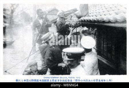 [1910s Japan - Kanto Flut in Tokio, 1910] - Tokio während der Flut vom 11. August 1910 (Meiji 43). Dies ist eine Katastrophe, jetzt bekannt als die Kanto Flut (関東大水害, Kanto Dai Suigai). Es war die dritte Tokio schlimmsten Flutkatastrophe des 20. Jahrhunderts. 20. jahrhundert alte Ansichtskarte. Stockfoto