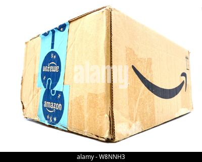 Verwendet AMAZON Versand Paket Paket Karton. Amazon ist eine US-amerikanische multinationale Unternehmen des e-commerce Stockfoto