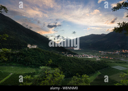 Sonnenuntergang in Südtirol, Blick über Dorf Frondienst und Montani Burgruine Stockfoto