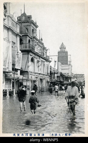 [1910s Japan - Kanto Flut in Tokio, 1910] - Asakusa Park in Tokio während der Flut vom 11. August 1910 (Meiji 43). Dies ist eine Katastrophe, jetzt bekannt als die Kanto Flut (関東大水害, Kanto Dai Suigai). Es war die dritte Tokio schlimmsten Flutkatastrophe des 20. Jahrhunderts. 20. jahrhundert alte Ansichtskarte. Stockfoto