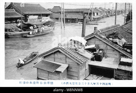 [1910s Japan - Kanto Flut in Tokio, 1910] - Asakusa Sanya-cho in Tokio während der Flut vom 11. August 1910 (Meiji 43). Dies ist eine Katastrophe, jetzt bekannt als die Kanto Flut (関東大水害, Kanto Dai Suigai). Es war die dritte Tokio schlimmsten Flutkatastrophe des 20. Jahrhunderts. 20. jahrhundert alte Ansichtskarte. Stockfoto