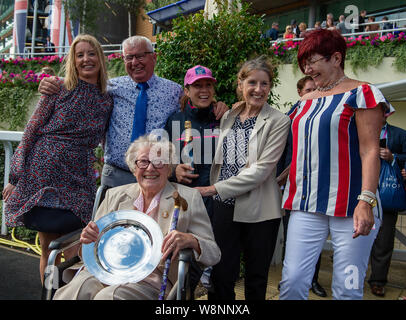 Ascot, Großbritannien. 10 Aug, 2019. Jockey Hayley Turner gewinnt die Alistair Haggis Silber Sattel für das zweite Jahr an der Dubai Duty Free Shergar Cup in Ascot Rennbahn laufen. Sie posiert für Fotografien mit Ihrer Familie. Credit: Maureen McLean/Alamy leben Nachrichten Stockfoto