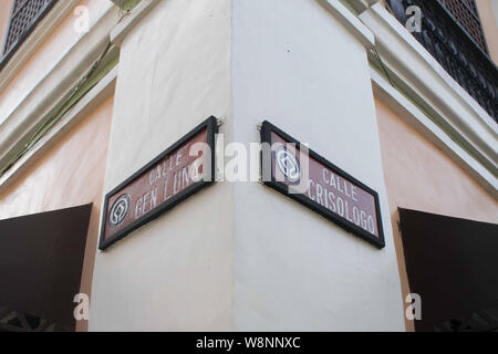 Juli 14, 2019-VIGAN PHILIPPINEN: Straße Beschilderung auf einen konkreten Spalte in Vigan Philippinen Stockfoto