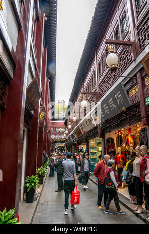 CHINA, Shanghai, 8. Mai 2019 - Tempel (Chenghuang Miao) Stadt Gottes top Touristen vor Ort in Shanghai China im Frühling Sommer Shopping Bereich Stockfoto