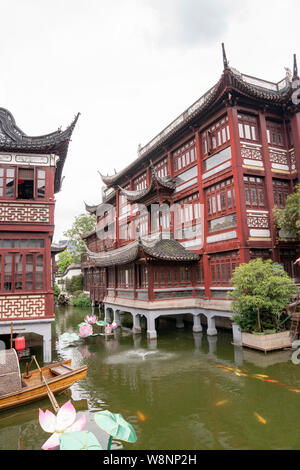 CHINA, Shanghai, 8. Mai 2019 - Umgebung der neun Kurven Brücke der Stadt Gottes Tempel Komplex (Chenghuang Miao) in Shanghai. Stockfoto