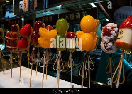 Tanghulu Tanghulu (bing) ist eine traditionelle chinesische Snacks aus Obst Spieß, die in Harten Karamell überzogen sind. Es ist gängige Chinesische Straße Nahrungsmittel. Stockfoto