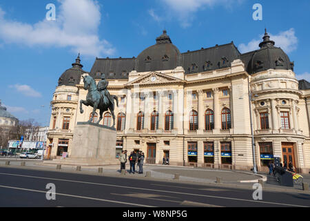 Die zentrale Universitätsbibliothek Bukarest, Bukarest, Rumänien, mit einer Statue von König Carol 1 im Vordergrund. Stockfoto