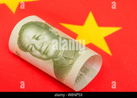 Close-up Chinese Yuan 1 Renminbi Banknoten bill & rote chinesische Flagge erschossen. Metapher US-China trade Krieg, Krieg, Manipulation, fallende Yuan Stockfoto